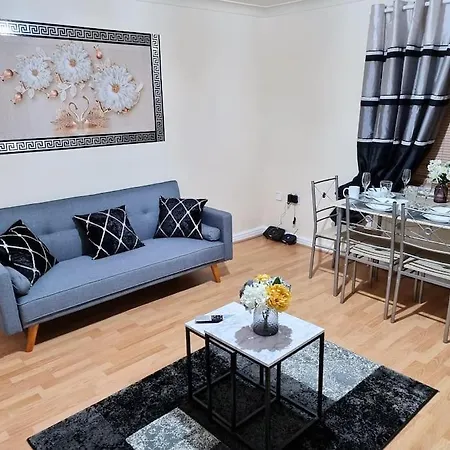 A7tg Ground Floor Setup For Your Most Amazing & Relaxed + Free Parking + Free Fast Wifi * شقة